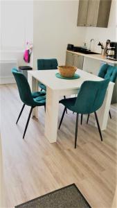Zdjęcie z galerii obiektu Appartement 2 à 4 personnes vue mer à Santec plage du Dossen vue mer w mieście Santec
