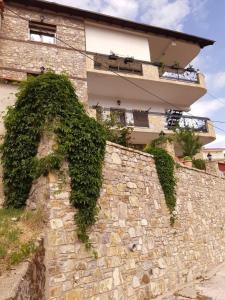 um edifício com hera a crescer numa parede de pedra em Villa Maria 