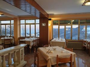 A restaurant or other place to eat at Hotel Skilift - Dada Hotels