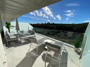 un patio con tavolo e sedie sul balcone. di Zen Apartment Estepona a Estepona