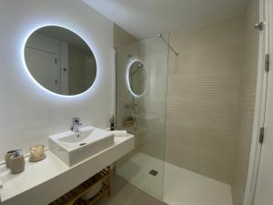 bagno con lavandino e specchio di Zen Apartment Estepona a Estepona
