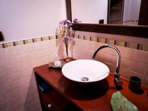 La salle de bains est pourvue d'un lavabo blanc et d'un miroir. dans l'établissement Can Toni Vell Espinelves, à Espinelvas