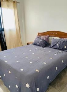 מיטה או מיטות בחדר ב-Very well equipped apartment