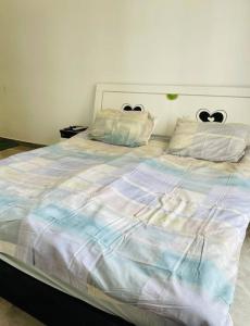 מיטה או מיטות בחדר ב-Very well equipped apartment