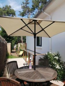 Patio alebo iná vonkajšia časť ubytovania Appartement T2 à 500m de la plage et du marché.