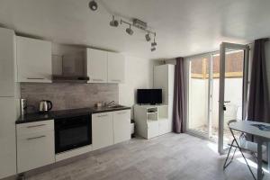 Kuchyňa alebo kuchynka v ubytovaní Appartement T2 à 500m de la plage et du marché.