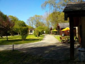 a road leading to a house with a picnic table at CHESNUT - 2 Bedroom Lodge in Kingsnorth
