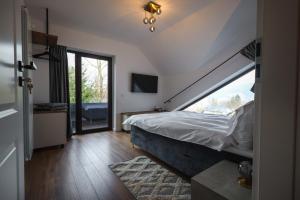 a bedroom with a bed and a large window at Pensiunea CityView in Câmpulung Moldovenesc