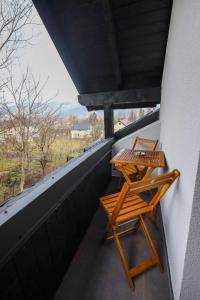 twee stoelen op het balkon van een huis bij Pensiunea CityView in Câmpulung Moldovenesc