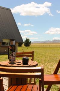 托恩基斯特的住宿－Cabañas La Esperanza，一张桌子,上面放着一瓶啤酒和一碗