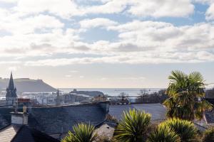vista sulla città dal tetto di un edificio di 5-Bed House with distant sea views in Plymouth a Plymouth