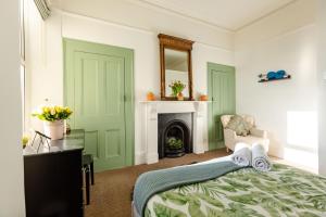 una camera con letto, scrivania e camino di 5-Bed House with distant sea views in Plymouth a Plymouth