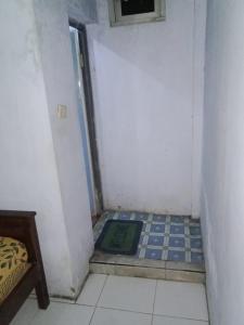pasillo con suelo de baldosa en una habitación en Hotel Griya Syar'i, en Pekalongan