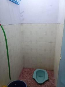 bagno con servizi igienici blu in camera di Hotel Griya Syar'i a Pekalongan
