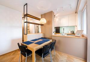Kuchyňa alebo kuchynka v ubytovaní Ochota Artistic Space Apartment + 15 fotografií