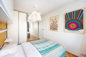 Posteľ alebo postele v izbe v ubytovaní Ochota Artistic Space Apartment
