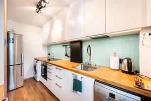 Kuchyňa alebo kuchynka v ubytovaní Ochota Artistic Space Apartment