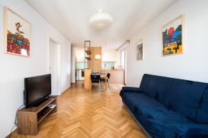 Televízia a/alebo spoločenská miestnosť v ubytovaní Ochota Artistic Space Apartment