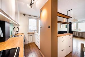 Kuchyňa alebo kuchynka v ubytovaní Ochota Artistic Space Apartment