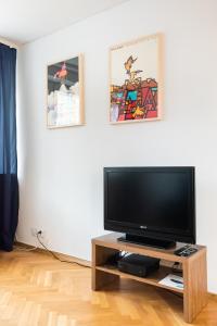 Televízia a/alebo spoločenská miestnosť v ubytovaní Ochota Artistic Space Apartment