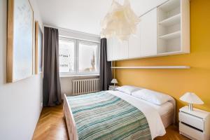 Posteľ alebo postele v izbe v ubytovaní Ochota Artistic Space Apartment