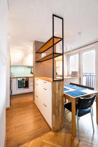 Kuchyňa alebo kuchynka v ubytovaní Ochota Artistic Space Apartment