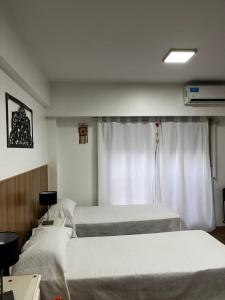 Habitación hospitalaria con 2 camas y ventana en MIKA APART HOSPITAL ITALIANO en Buenos Aires