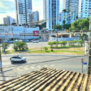 un coche conduciendo por una calle de la ciudad con edificios altos en Apt melhor localização da Barra, en Salvador