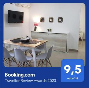 a white kitchen with a table and chairs at Patagonia Apart Dpto 3 in Paraná