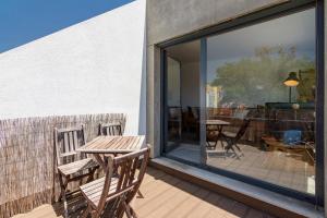 a patio with a table and chairs on a balcony at Casa Atelier in Setúbal