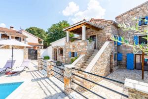 una villa con piscina e una casa di Villa Sweet Retreat a Baderna