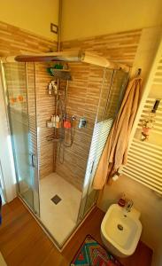 y baño con ducha, aseo y lavamanos. en Relaxing apartment near Milan, en Vimodrone
