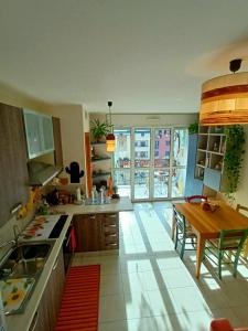 cocina con mesa y comedor en Relaxing apartment near Milan, en Vimodrone