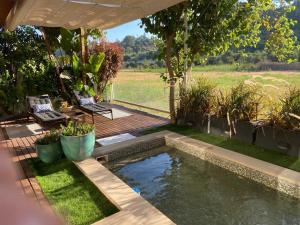 una pequeña piscina en un patio con patio en Paz y tranquilidad, a un paso de Sevilla, en San Juan de Aznalfarache