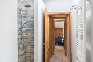 een badkamer met een douche en een inloopdouche bij Travelershome Morena GuestHouse in Rome