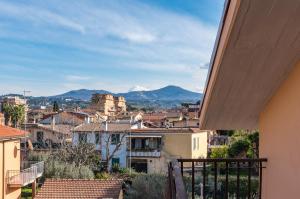 vistas a la ciudad desde el balcón de una casa en Travelershome Morena GuestHouse, en Roma