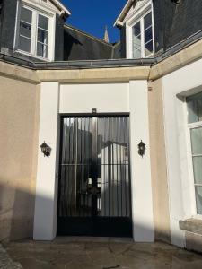 a black and white entry door to a house at Les Hôtes d’Eloise in Laon