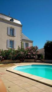 uma piscina em frente a uma casa em Vaste maison 23/29 pers. piscine proche des plages em Longeville-sur-Mer