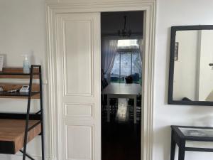 uma porta que dá para um quarto com uma janela em Les Hôtes d’Eloise em Laon