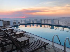 Bazén v ubytování SeaRock Rooms and Suites nebo v jeho okolí