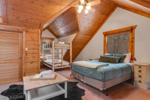 - une chambre avec un lit et un plafond en bois dans l'établissement The Logs, à Necedah