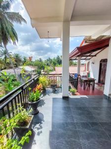 una vista desde el balcón de una casa en Kavi Villa, en Bentota