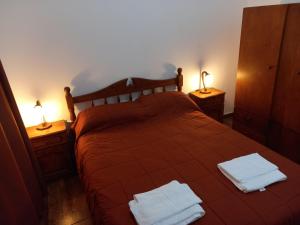 メルロにあるEl Piscui Houseのベッドルーム1室(ベッド1台、タオル2枚付)