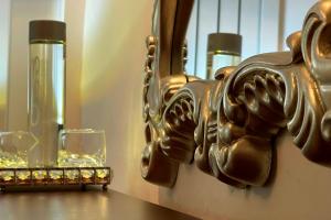 - une table avec deux verres de vin dans l'établissement Stunning Luxury Apartment in Central Lymington, à Lymington