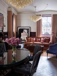 ロンドンにあるNoMad Londonのリビングルーム(ソファ、テーブル、椅子付)