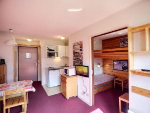 een kleine kamer met een slaapkamer met een stapelbed bij Appartement Les Menuires, 2 pièces, 4 personnes - FR-1-178-16 in Les Menuires
