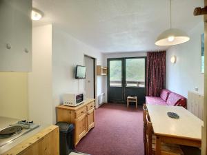 un salon avec un canapé et une table dans l'établissement Appartement ski aux pieds, 4 pers, Wifi, animaux admis - FR-1-178-6, aux Menuires