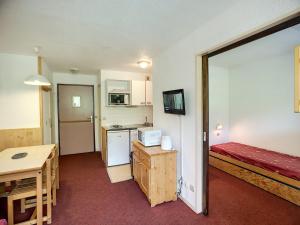 une petite pièce avec une cuisine et une table dans l'établissement Appartement ski aux pieds, 4 pers, Wifi, animaux admis - FR-1-178-6, aux Menuires