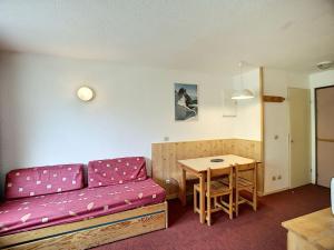 un salon avec un canapé et une table dans l'établissement Appartement ski aux pieds, 4 pers, Wifi, animaux admis - FR-1-178-6, aux Menuires