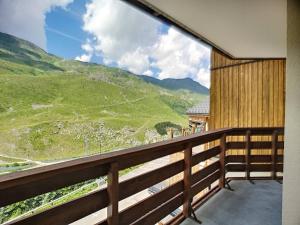 un balcon avec vue sur une montagne dans l'établissement Appartement ski aux pieds, 4 pers, Wifi, animaux admis - FR-1-178-6, aux Menuires
